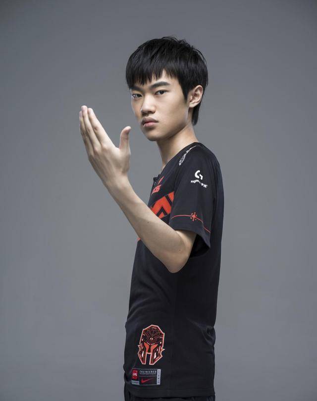 XL碾压V5，Knight一己之力扛起全队的简单介绍