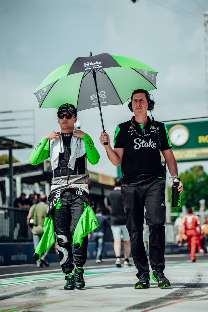 包含红牛车队碾压哈斯车队，周冠宇点燃赛场的词条