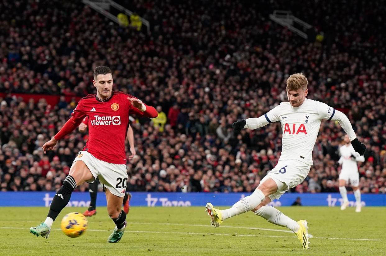 曼联豪取胜仗，热刺遭遇苦战