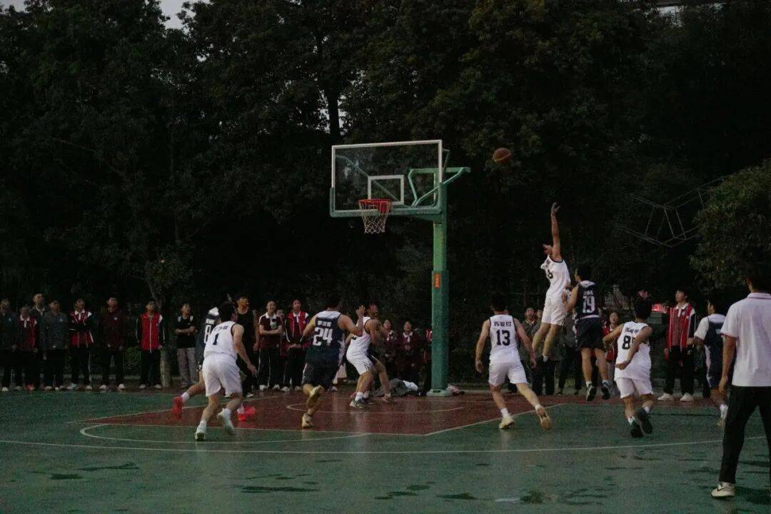 一场精彩的篮球盛宴,万人空巷涌入球场的简单介绍 一场精彩的篮球盛宴,万人空巷涌入球场的简单介绍