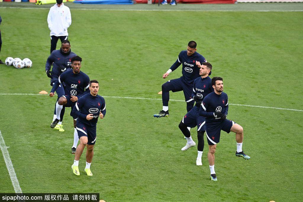 法国队完胜韩国队，黄鸭组合点燃赛场