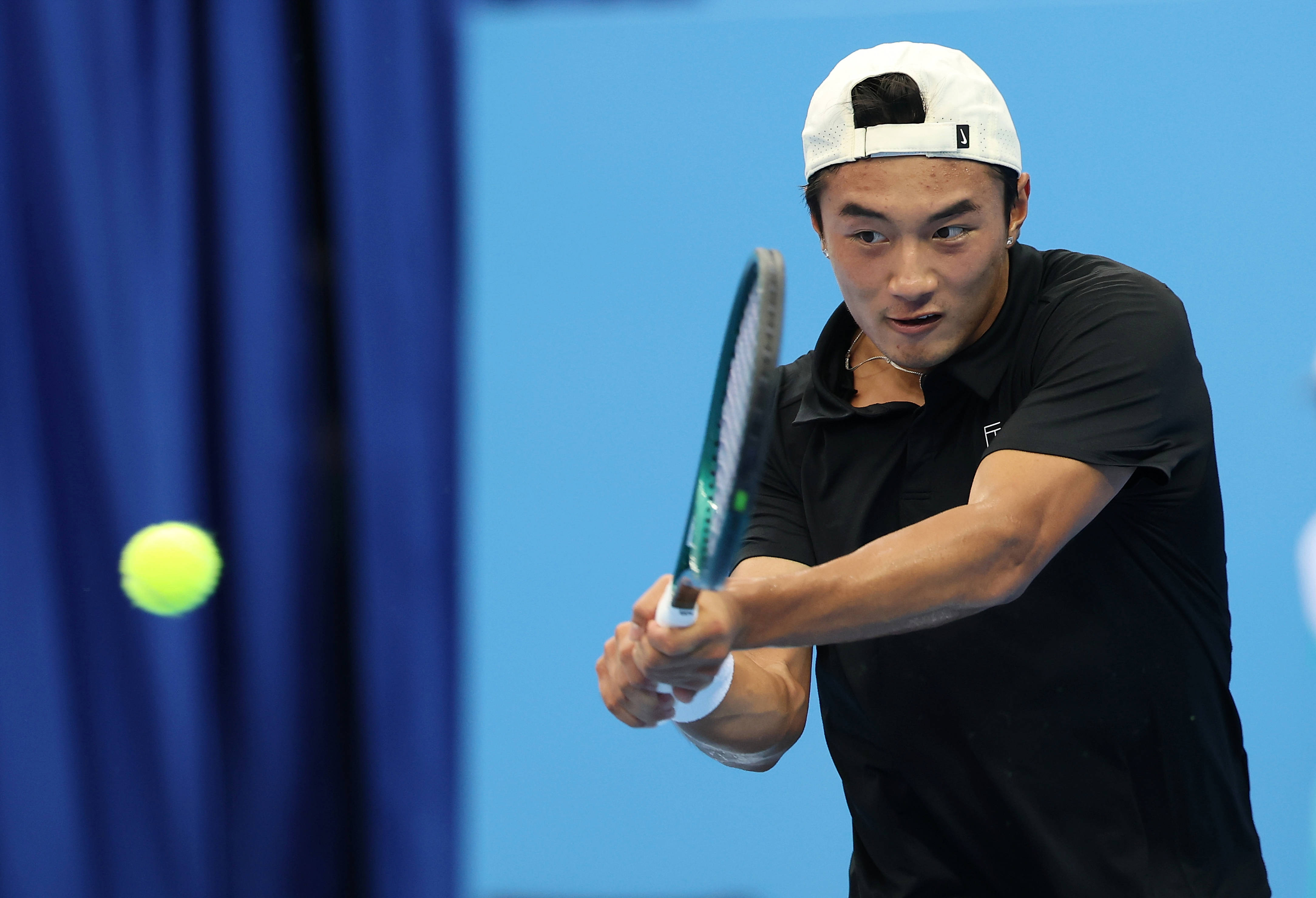 包含美国网球队横扫欧洲网球队，克耶高斯绝境逆转的词条