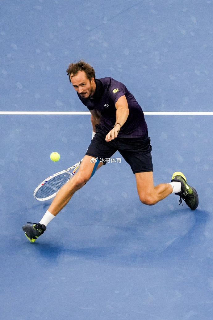 关于年终总决赛力克ATP总决赛，梅德韦杰夫带队取胜的信息