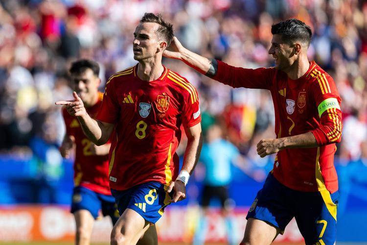 包含足球大赛中,西班牙队难挡捷克队攻势的词条 包含足球大赛中,西班牙队难挡捷克队攻势的词条