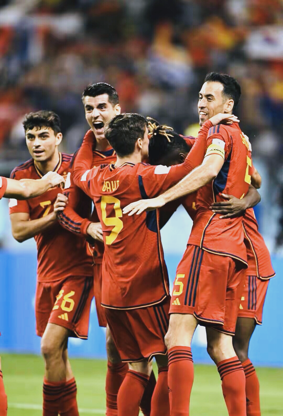 西班牙队险胜对手，赢得观众喝彩