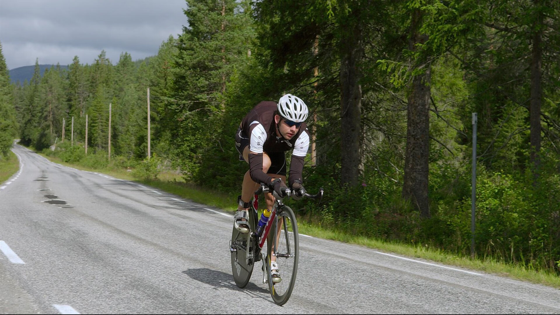 贝林厄姆独舞维也纳之夜，个人英雄主义照亮奥地利强势晋级之路
